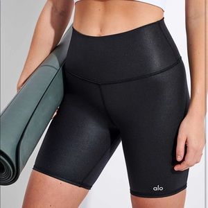 Alo Yoga High-Waisted Biker Shorts in Black Glossy Size S